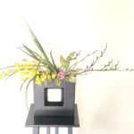 アイリスの開花待ちの生け花