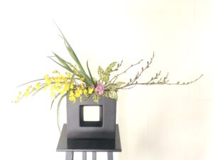 アイリスの開花待ちの生け花　