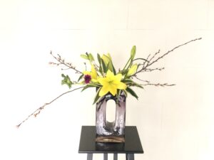 啓翁桜、アネモネ、LAリリー、開花待ちの生け花