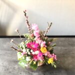 ひな祭りのアレンジメント 桃の花とガーベラ、スイトピーでピンク系に