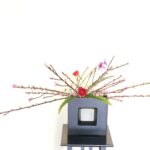 ひな祭り直前、桃の花の生け花。　花瓶に活ける場合