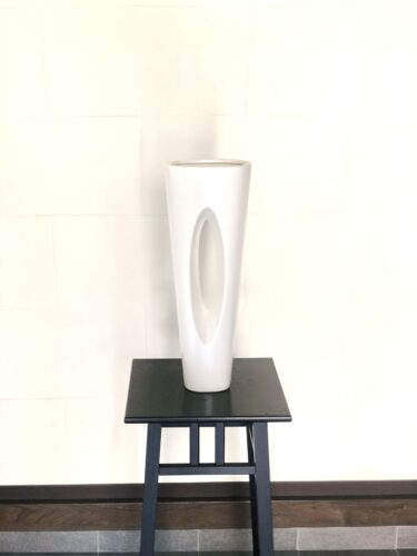 白のトーチ型の花器