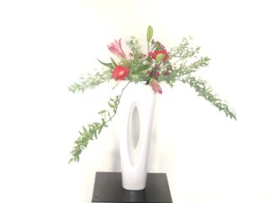 こでまりの生け花 曲線が美しい、春の花木