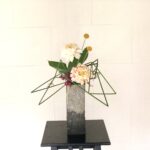 夏の定番。太藺(フトイ)とダリアの生け花