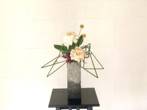 夏の定番。太藺(フトイ)とダリアの生け花