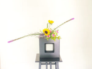 夏の定番!ひまわりの生け花。濃いめの色合いでキリリと仕上げる