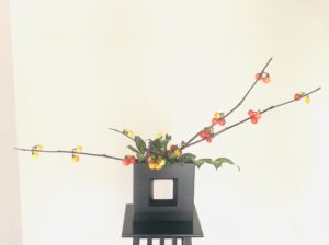 秋の生け花　花ナスでリズミカルに