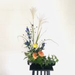 お月見の生け花 ススキにリンドウ、ピンポンマム、ケイトウを合わせて