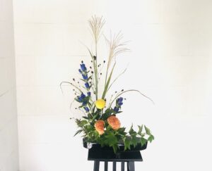 お月見の生け花 ススキにリンドウ、ピンポンマム、ケイトウを合わせて