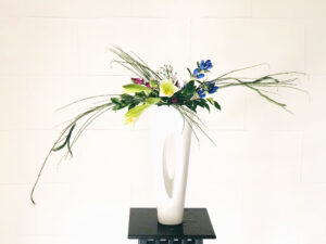 石化エニシダと鉄砲百合の生け花　大きめの作品