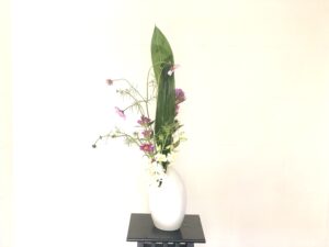 秋の生け花　コスモスとリンドウ