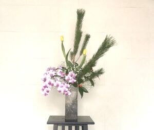 お正月の生け花 リビングにはチューリップ、胡蝶蘭、かすみ草で華やかに