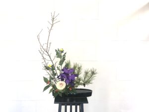 お正月の生け花　玄関や和室には定番の形で華やかに