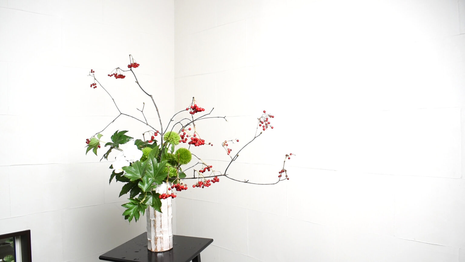 秋の生け花 実のある枝物、ガマズミと木苺・てまり草・胡蝶蘭 | お花選びのコンシェルジュ