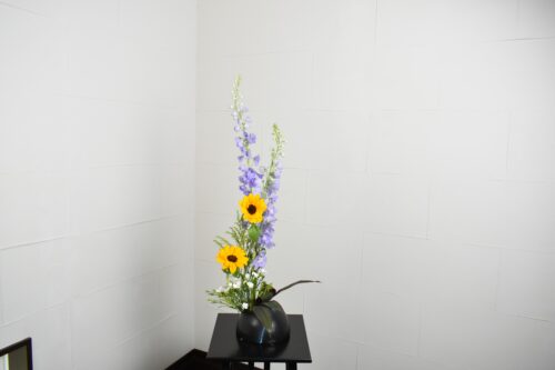 デルフィニウムとひまわりの生け花