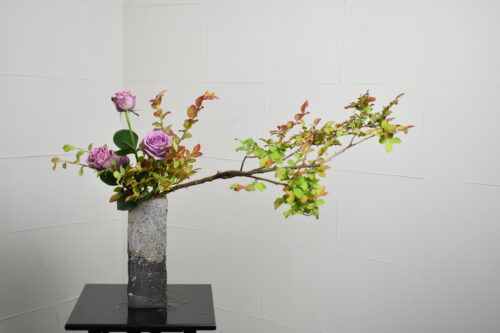 ナツハゼとバラの生け花