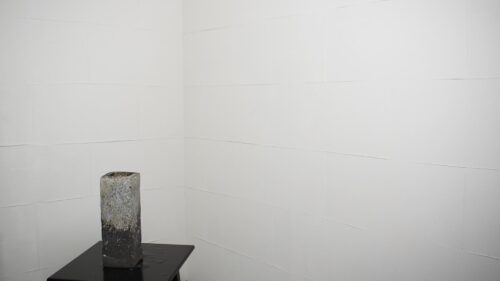 和風な四角柱の花器
