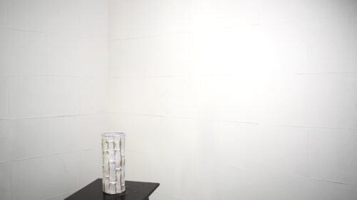 白の円柱状の花器