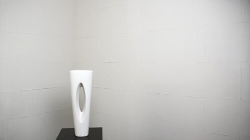 白のトーチ型の花器