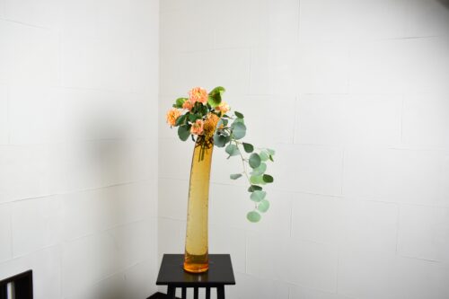 背の高い花器の生け花