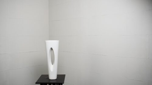 白いトーチ型の花器