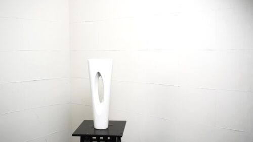 白いトーチ型の花器