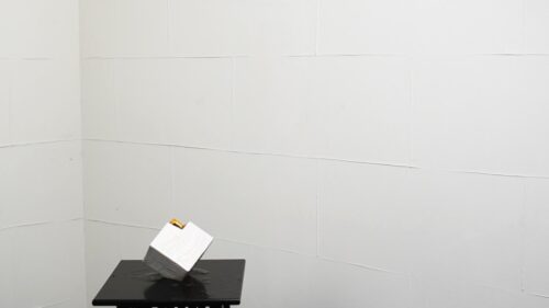 白のサイコロ型の花器