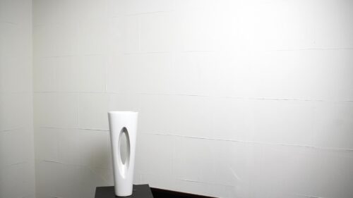 白のトーチ型の花器