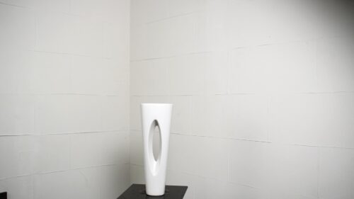 白のトーチ型の花器