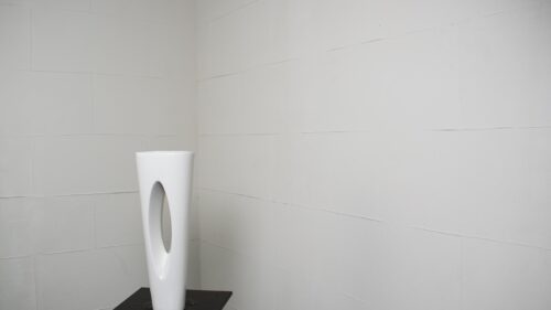 白のトーチ型の花器