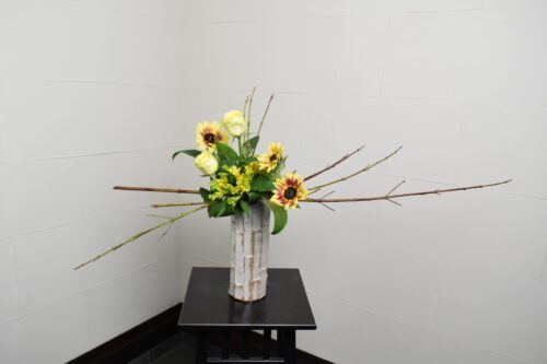 ひまわりとバラの生け花