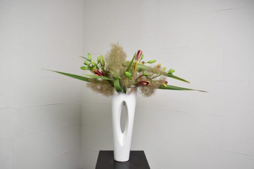 スモークツリーとニューサイランの生け花