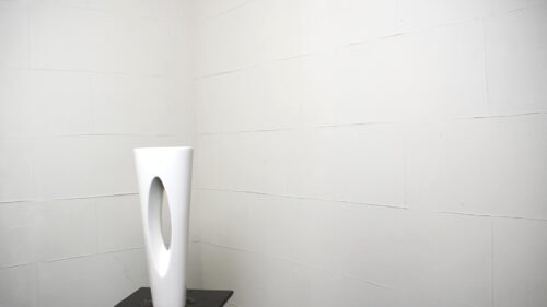 白のトーチ型の花器