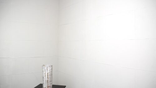 白い円柱形の花器