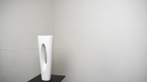 白のトーチ型の花器