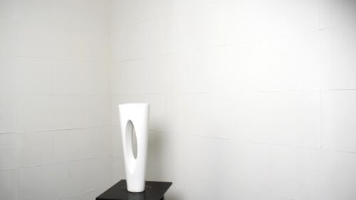 白いトーチ型の花器