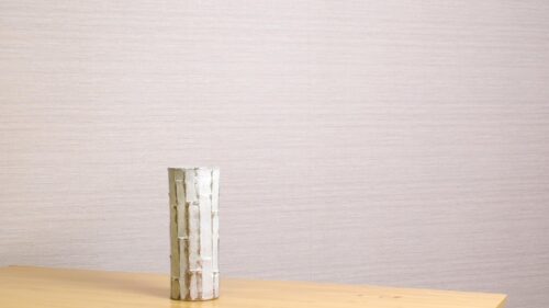 白の円柱形の花器