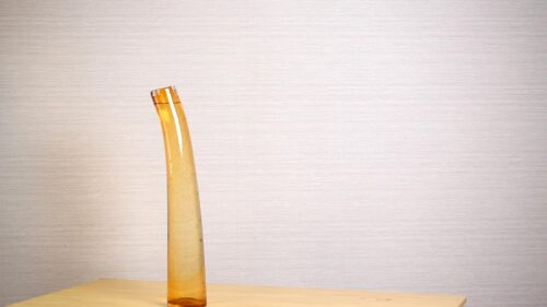 背の高い琥珀色のガラス花器